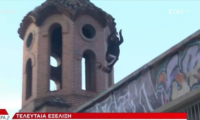 Θεσσαλoνίκη: Κινηματογραφική καταδίωξη και σύλληψη δύο κουκουλοφόρων - Η αγκαλιά με τον ιερέα