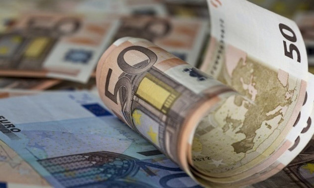 Οδηγός πέταξε από τα παράθυρα του αυτοκινήτου δεκάδες χιλιάδες ευρώ