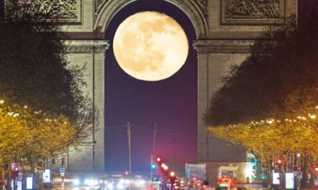 Φωτογράφησε την πανσέληνο μέσα στην Αψίδα του Θριάμβου