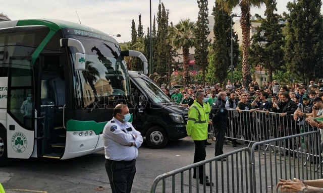 Ολυμπιακός - Παναθηναϊκός: Αποθέωση στο ξενοδοχείο - Απλησίαστο το πούλμαν λόγω Covid (vids+pics)