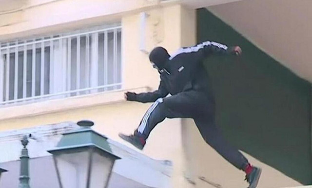 Θεσσαλονίκη: Ιερέας έπεισε νεαρό να παραδοθεί - Επεισοδιακή καταδίωξη από ταράτσα σε ταράτσα