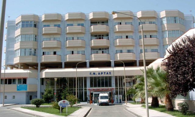 Άρτα: Απειλούν να λιντσάρουν τον πατέρα που ξέχασε το μωρό στο αυτοκίνητο οι συγγενείς της μητέρας