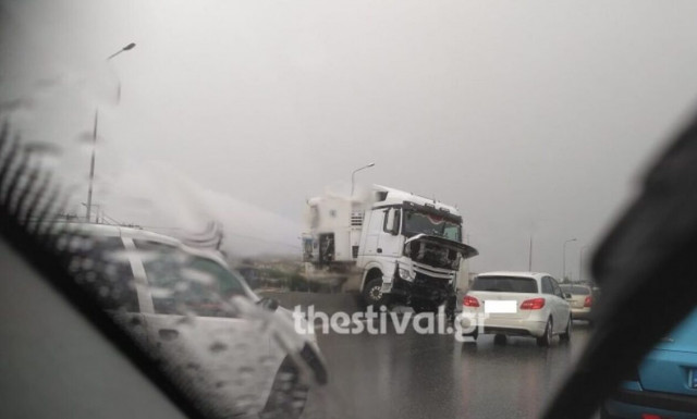 Θεσσαλονίκη: Εκτροπή νταλίκας στο Δερβένι - Κλειστός ο παλιός δρόμος προς Καβάλα