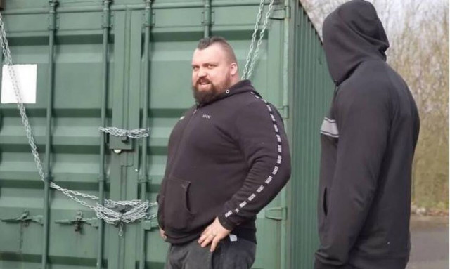 Ο Eddie Hall αγόρασε κοντέινερ που αποδείχθηκε Kinder έκπληξη (vid)