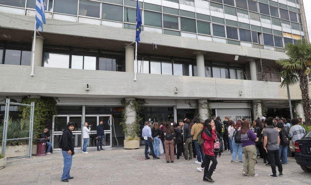 Θεσσαλονίκη: Κουκουλοφόροι έσπασαν τις εισόδους στο Αριστοτέλειο - Βανδάλισαν και τη λέσχη