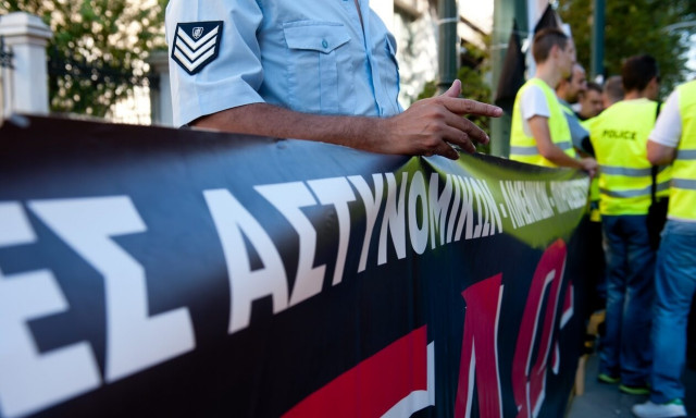 Τέλος κομπολόγια, μουστάκια, ξεκούμπωτα πουκάμισα και παιχνίδια με κινητά για τους αστυνομικούς