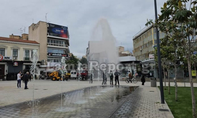 Λαμία: Φορτηγό έπεσε σε πυροσβεστικό κρουνό – «Συντριβάνι» στο κέντρο της πόλης