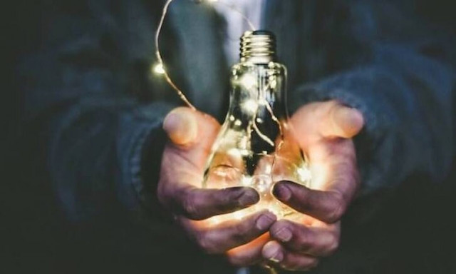 Ο λογαριασμός ρεύματος του ήρθε «φουσκωμένος» και σκαρφίστηκε το τέχνασμα με τη λάμπα για οικονομία