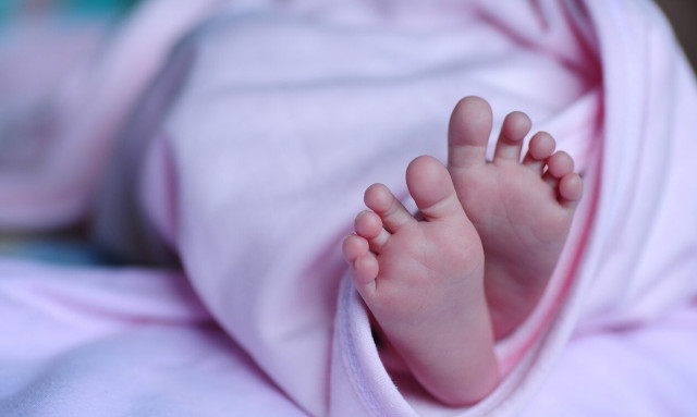 Άρτα: Μαρτυρία συγγενούς του πατέρα του βρέφους – «Ήταν καλά παιδιά, δεν μπορώ να το εξηγήσω»