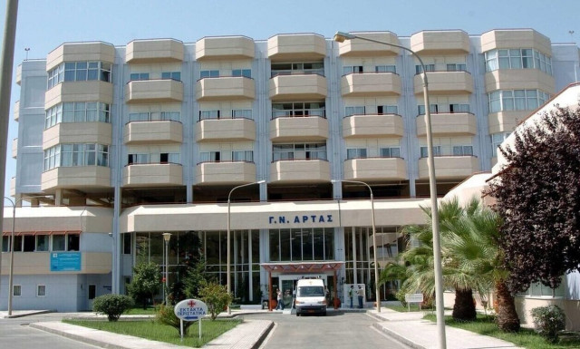 Άρτα: Η πρώτη συνάντηση της μητέρας με τον πατέρα στο νοσοκομείο μετά τον θάνατο του βρέφους