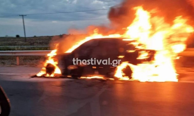 Θεσσαλονίκη: Στις φλόγες σταθμευμένο αυτοκίνητο στην Περαία