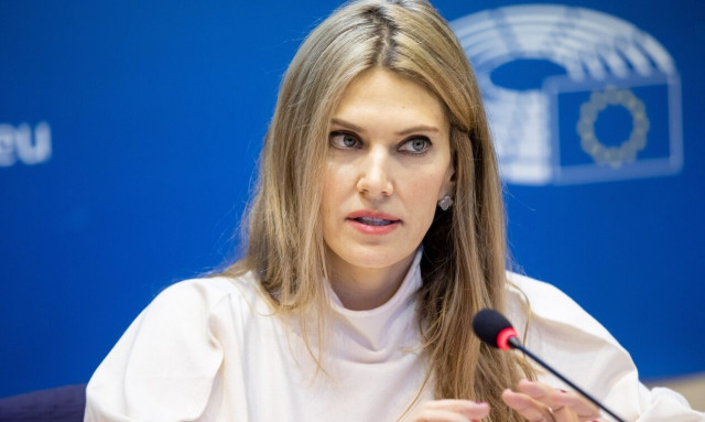 Εύα Καϊλή: Θέλει να βγάλει το «βραχιολάκι» και να επιστρέψει στην Ευρωβουλή