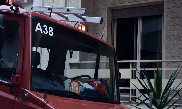 Φωτιά σε πολυκατοικία στο Λαύριο - Απεγκλώβισαν 50χρονη γυναίκα και 12χρονο αγόρι οι πυροσβέστες