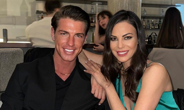 Εύη Βατίδου: Ποζάρει με μαγιό δίπλα στον σύντροφό της - Το σχόλιο για τη διαφορά ηλικίας