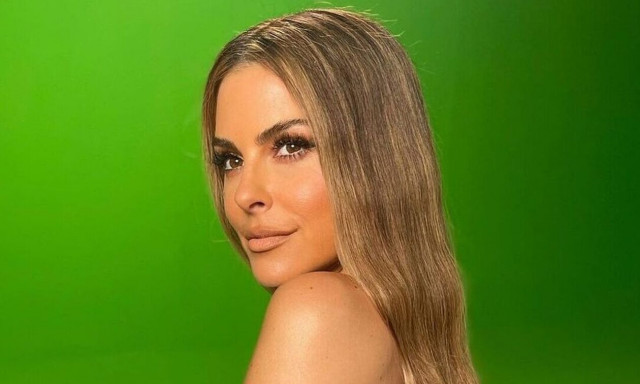 Μαρία Μενούνος: Διαβάζει βιβλίο για γονείς με τον σύζυγό της