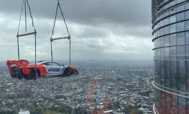 Aνέβασε μία McLaren Senna στον 57ο όροφο!