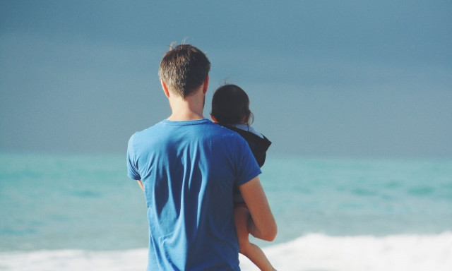 Άδεια μητρότητας: Πώς μπαμπάδες θα την λαμβάνουν μέχρι και για 7 μήνες