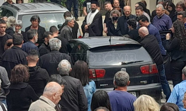 Άρτα: Απέραντη θλίψη στην κηδεία του 5,5 μηνών βρέφους - Ημιλιπόθυμος αποχώρησε ο πατέρας