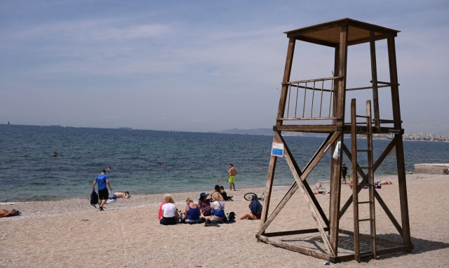 Καιρός: Στις παραλίες οι Αθηναίοι σήμερα - Φωτογραφίες από τον Φλοίσβο