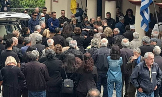 Άρτα: Σπαρακτικές στιγμές στην κηδεία του αδικοχαμένου βρέφους - Κατέρρευσε ο πατέρας