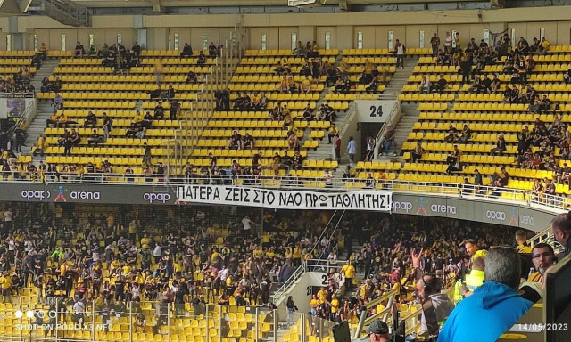 Super League, ΑΕΚ - Βόλος: Το συγκινητικό πανό στην «OPAP Arena» - «Πατέρα ζεις…»
