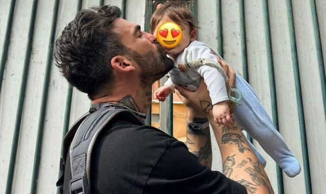 Δημήτρης Αλεξάνδρου: Γιόρτασε τα πρώτα του γενέθλια αγκαλιά με τον γιο του