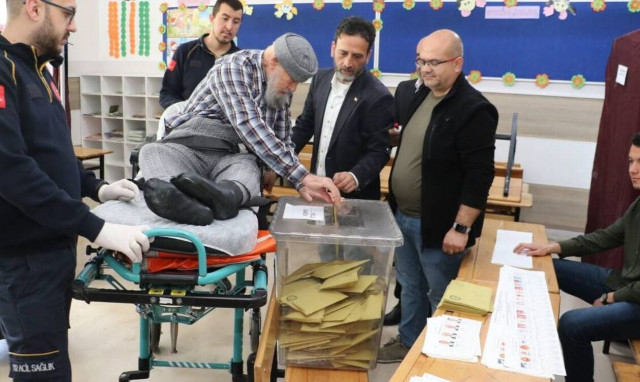 Εκλογές - Τουρκία: Ακόμα και με... φορεία πηγαίνουν τους ηλικιωμένους για να ψηφίσουν