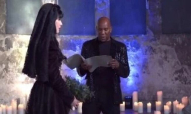 Τραγουδίστρια που παντρεύτηκε φάντασμα λέει ότι χώρισε γιατί ήταν σαν να «σέρνεις πτώμα σε λόφο»