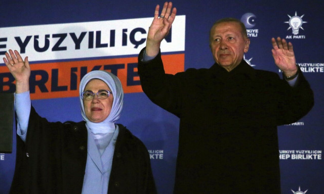 Tο ζεύγος Ερντογάν ευχαριστεί τους υποστηρικτές 