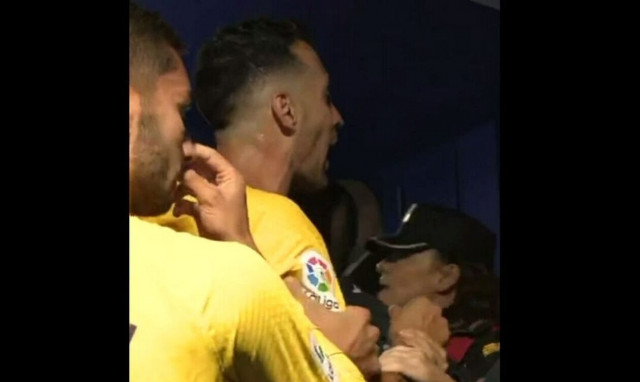 Μπαρτσελόνα: Βίντεο από τη φυσούνα και την επίθεση οπαδών στους παίκτες
