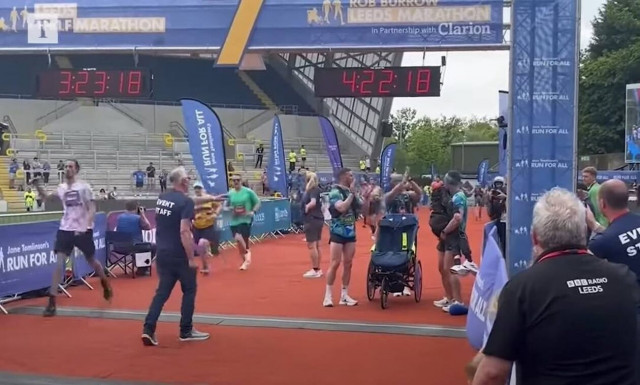 Μαραθώνιος: Συγκλονιστική στιγμή, σήκωσε τον φίλο του από το αναπηρικό αμαξίδιο και τερμάτισαν μαζί