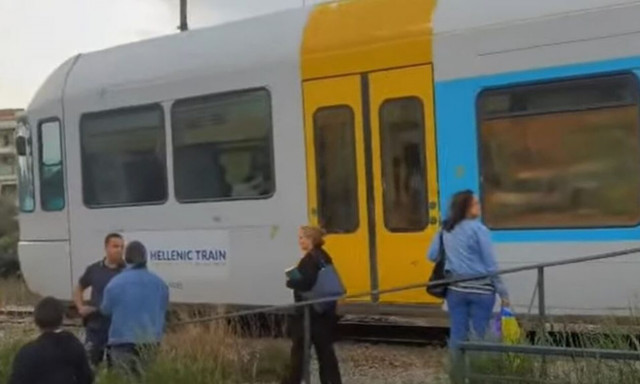 Πάτρα: Ακινητοποιήθηκε ο προαστιακός λόγω βλάβης - Οι επιβάτες δεν μπορούσαν να κατέβουν