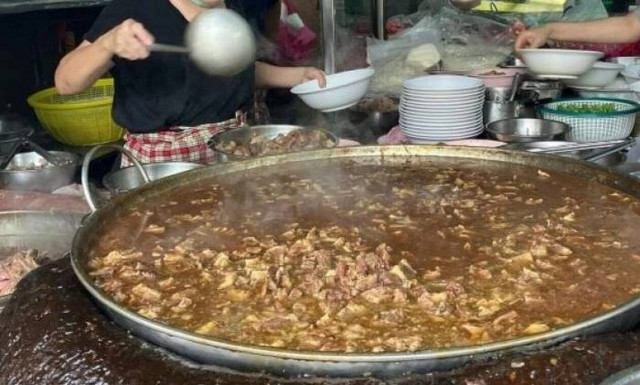 Μαγειρεύεται εδώ και 49 χρόνια: Ένα εστιατόριο στη Μπανγκόκ σερβίρει σούπα του 1974