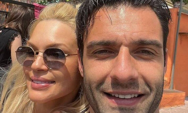 Βίκυ Κάβουρα: Δίπλα στον Γιώργο Τζαβέλλα στη στέψη της ΑΕΚ - «Πρωταθλητής μου»