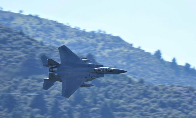 Θεσσαλονίκη: Eντυπωσιακές εικόνες από τα αεροσκάφη που «χορεύουν» στα φαράγγια