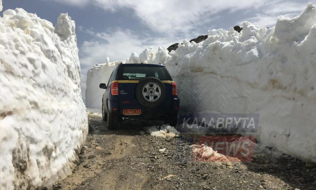 Εντυπωσιακές εικόνες – Δύο μέτρα παγωμένο χιόνι στον Χελμό