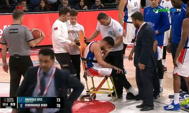 Τουρκία: «Πάγωσαν» με Μίτσιτς στο Εφές - Φενέρ | Έφυγε κλαίγοντας σε φορείο ο Σέρβος