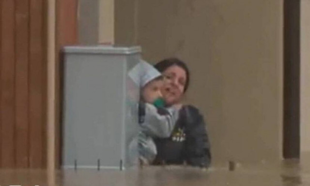 Ιταλία: Σε απόγνωση οι κάτοικοι -  Δραματική διάσωση γυναίκας και του παιδιού της (vid)