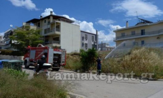 Φωτιά τώρα: Καίγεται οικόπεδο δίπλα σε σπίτια στη Λαμία