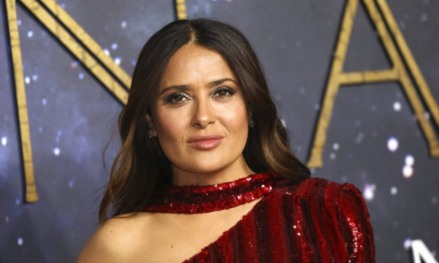 Σάλμα Χάγιεκ: Το σέξι ατύχημα που είχε ενώ χόρευε με το μπουρνούζι της - Viral το βίντεο