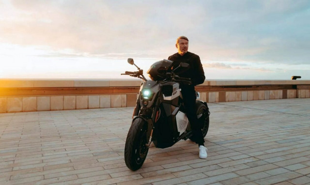 Μία απίστευτη μοτοσικλέτα που υπογράφει ένας θρύλος της Φόρμουλα 1