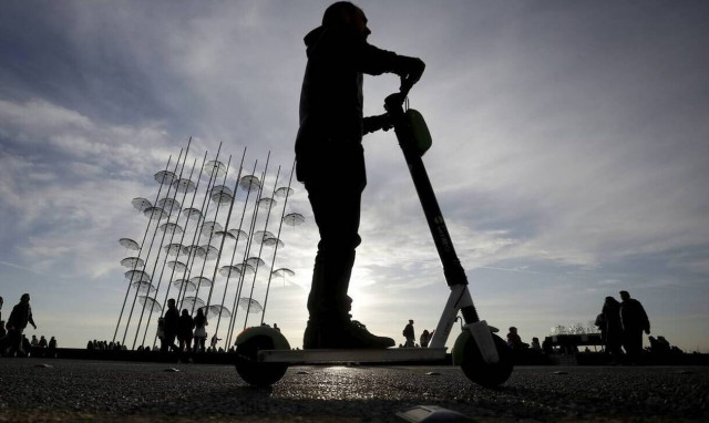 Γιατί δεν πρέπει να φορτίζεις ηλεκτρικό πατίνι σε εσωτερικούς χώρους: Kουζίνα τυλίγεται στις φλόγες