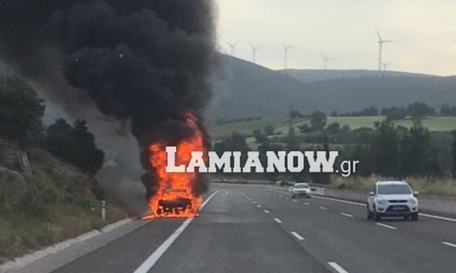 Φθιώτιδα: Περιπέτεια για μητέρα και τα δύο παιδιά της - Τυλίχτηκε στις φλόγες το αυτοκίνητό τους