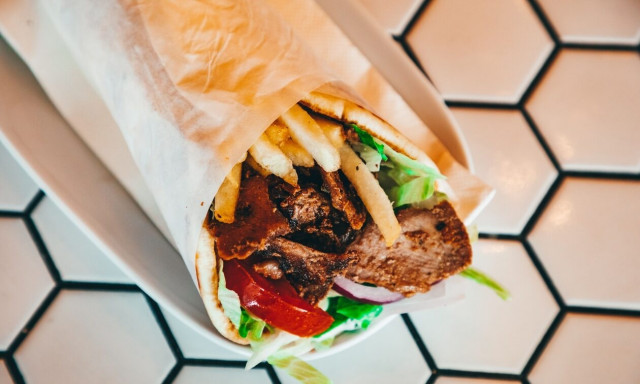 Μύκονος: Σουβλατζίδικο ζητά τυλιχτή και δίνει μισθό 3.600 ευρώ τον μήνα!