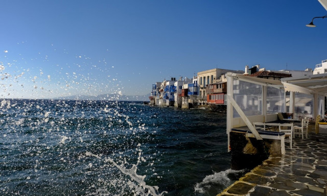 Μύκονος: Πήγε να φάει σε ταβέρνα και βρέθηκε να πληρώνει... τα χρέη του ιδιοκτήτη