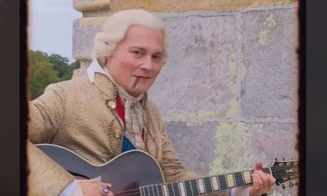 Τζόνι Ντεπ: Παίζει κιθάρα με τσιγάρο στο στόμα ως... Λουδοβίκος - Το βίντεο που έγινε viral