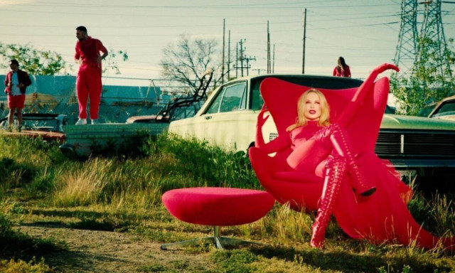 Η Κάιλι Μινόγκ ντυμένη στα κόκκινα στο βιντεοκλίπ του «Padam Padam»