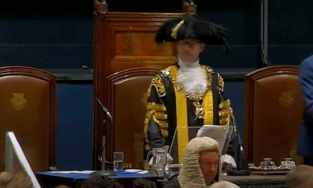 Βρετανία: Με τραγούδι των Metallica ορκίστηκε ο νέος δήμαρχος του Πόρτσμουθ