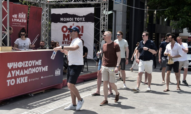 Εκλογές 2023: Στο κλίμα και οι τουρίστες - Βγάζουν selfie με φόντο τα κομματικά περίπτερα