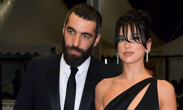 Φεστιβάλ Καννών: Απαστράπτουσα η Dua Lipa στο πλευρό του Romain Gavras